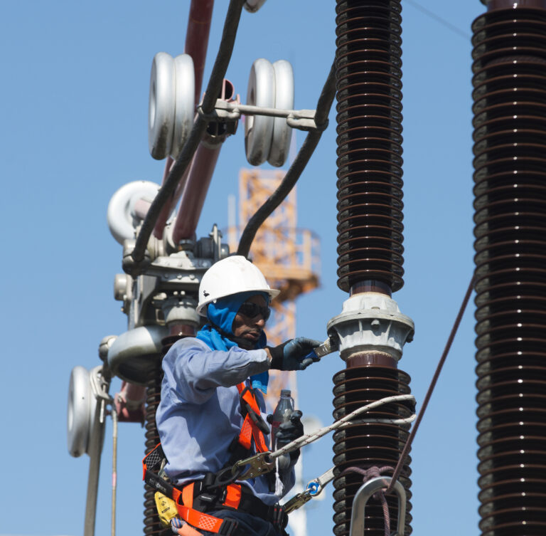 Imagen de ingeniero trabajando en la torre de samoré