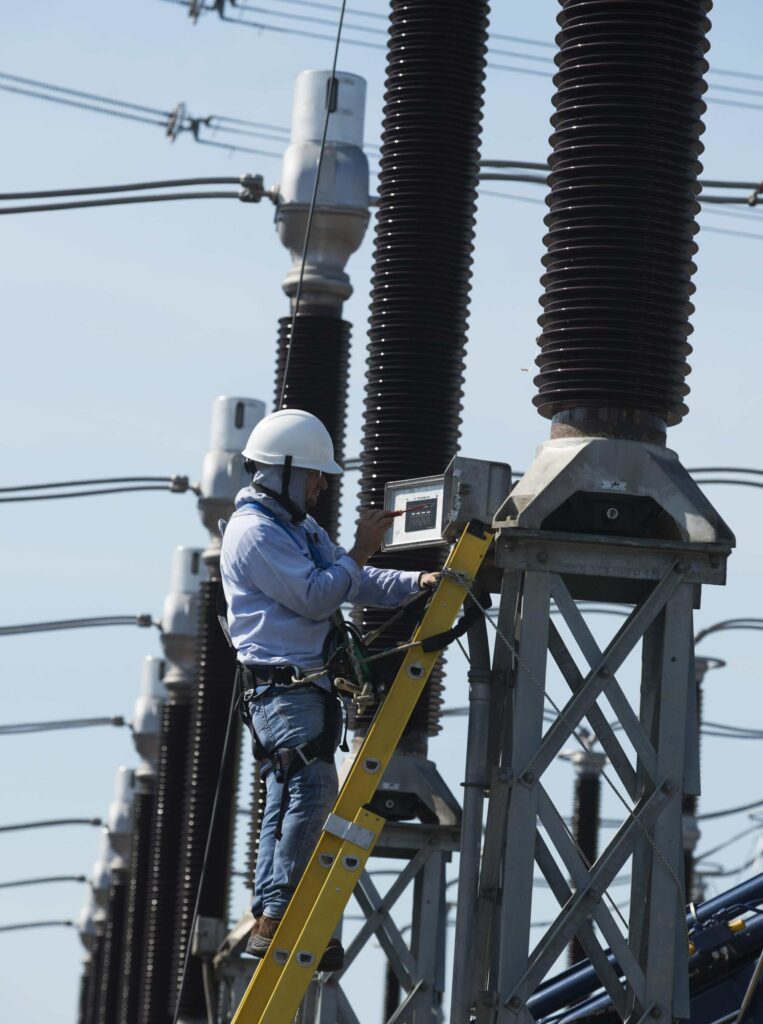 Ingeniero realizando mantenimiento a torre electrica